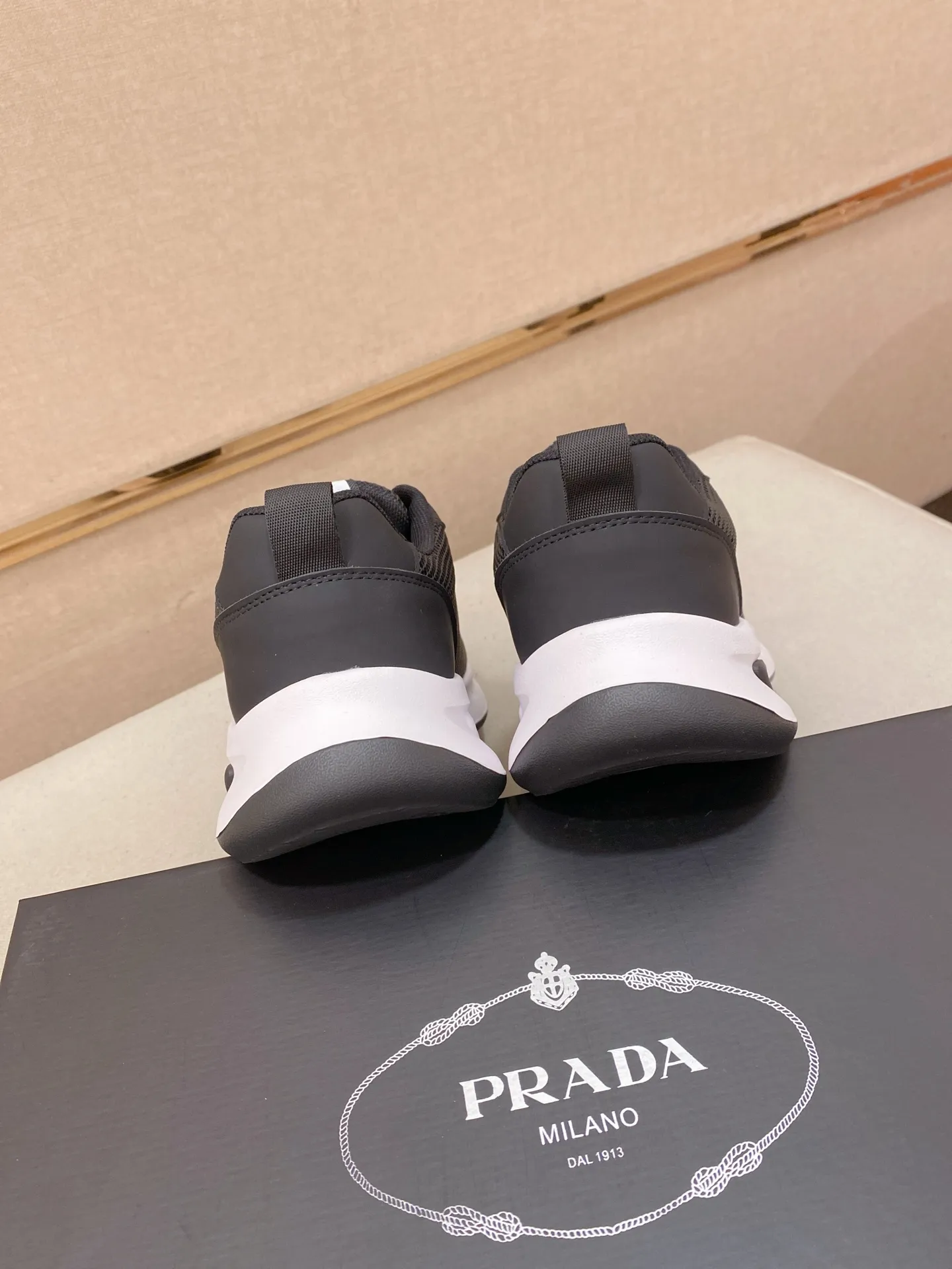 Men's men's shoes💰: 440💰[Prada～Prada] Trendy new styles are on the market. Same style as the official website. Counter quality. Original version. [Strong] [Strong] Imported selected first-layer cowhide. Comfortable and breathable sheepskin lining, fine workmanship, upper layer made of 100% pure cowhide, original last shape, comfortable on the feet, shoe sizes 38 to 44